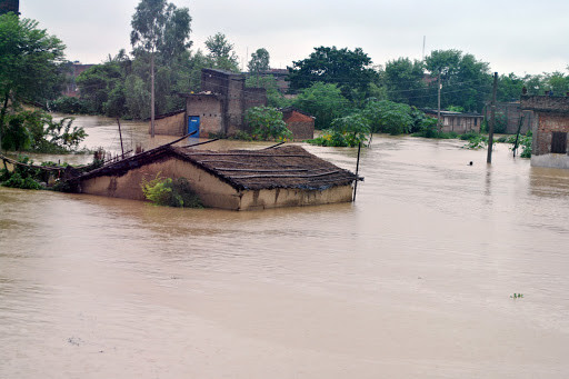 हेर्दाहेर्दै डुब्याे कापरकाे घर ! भन्छन् - यो बर्खामा बालबच्चा कहाँ राख्नु ?